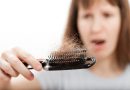 Problem wypadania włosów - zdjęcie kobiecej ręki trzymającej wypadanie włosów grzebieniem — Obraz stockowy