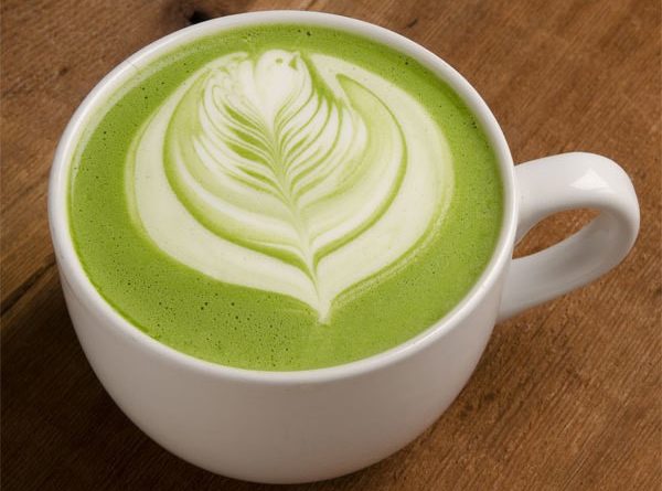 Matcha latte w filiżance