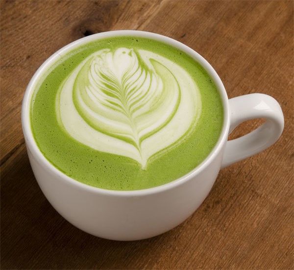 Matcha latte w filiżance