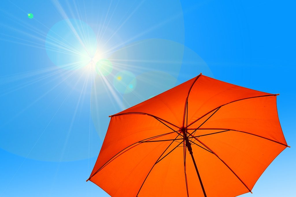 Parasol przeciwsłoneczny zasłania słońce